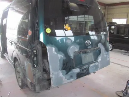 鈑金が終わり、ひずみを取るためにパテを塗ります。<br>そして左のクオータパネルも鈑金しパテを付けます。<br>パテを二回くらい付けて均し平らに仕上げます。