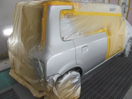 マスキングして塗装開始です。<br>まず、塗装色を当社のベテランの塗装職人が現車の色に合わせて塗料の調合を行って色合わせをして塗装色を決めます。<br>ベースカラー塗装はスプレーガンで数回に分けて、丁寧に塗布をしていきます。<br>カラー塗装のあとはトップコートとしてクリア塗装を行います。