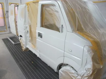 ベースカラー塗装はスプレーガンで数回に分けて、丁寧に塗布をしていきます。<br>カラー塗装のあとはトップコートとしてクリア塗装を行います。<br>クリア塗装をすることで耐候性が一段とアップします。<br>充分に加熱乾燥した後、数種類のパフとコンパウンドを使い分けポリッシャーを使用して塗面を磨いて仕上げました。