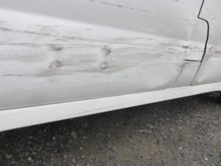 右フェンダーからフロントドア及びリアドアにかけての損傷です。<br>両ドアのダメージが結構大きく特にセンターピラーあたりが結構凹んでいるようです。