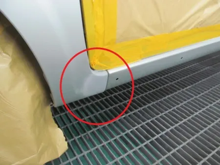 パテ整形後、下地塗装のサフェーサーを塗布し、細かいサンドペーパーで研磨します。