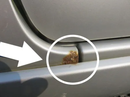 修理前<br>右のロッカーパネルとホイルハウス錆びをサンドペーパーで削り落とします。<br>凹み自体はそれほど深くはなく、パテ整形にて対応します、そしてパテを塗ります！<br>パテの乾燥後、さらに形を出すために丁寧に削り最終面を出します。