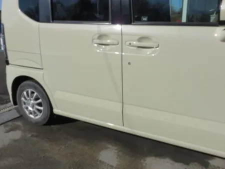 塗装が完了したパネルを取り付けてから最終仕上げとして、数種類のパフとコンパウンドを使い分け、ポリッシャーを使用して研きをかけて艶のある状態にして仕上げが完成します。<br>洗車と室内清掃を済ませたらお引渡しとなります。