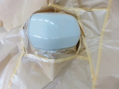 次の工程として塗装面の脂分・ワックス分を専用の溶剤で落とす脱脂の作業を行います。<br>今回の塗装は隣接するリアドア、クオーターパネルのぼかし塗装も含めて行う事になります。<br>まず、塗装色を現車の色に合わせて作っていきます。 <br>調色は当社のベテランの塗装職人が、メーカーのカラーコードから調合を調べて色が合うまで原色の配合の微調整を行って、最も現車の色に近い色をベースカラーとして決めます。<br>その次に透明なクリア塗装をします。クリアのベースと硬化剤を混ぜて塗装します。 <br>トップコートとしてのクリア塗装をすることで、紫外線による塗料の劣化防止及び対候性を高めることが出来ます。