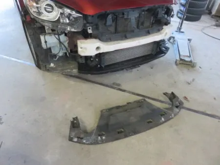 新しいフェンダーが入庫して、建付けを確認しながら取り付けて行きました。<br>新品のフェンダーは非常に高い防錆力を持つ電着塗装が施された状態で供給されます。<br>(殆どの場合黒い塗装膜)なので、現車の色に合わせて塗装をすることとなります。<br>塗装は専用のブース(密閉した部屋)にて塗装中のホコリの付着などを防ぎます。<br>さらに塗装中の塗料の飛散による汚れを防止するために、塗装面以外は全て専用のビニールシートやペーパーでマスキングを行ってから塗装を開始します。