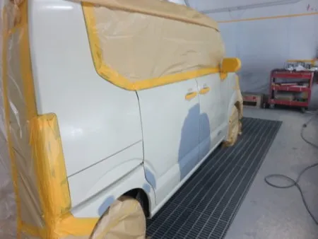 車を塗装専用ブース(密閉された部屋)へ移動して塗装中のホコリの付着などを防ぎます。<br>さらに塗装中の塗料の飛散による汚れを防止するために、塗装面以外は全て専用のビニールシートやペーパーでマスキングを行ってから塗装を開始します。