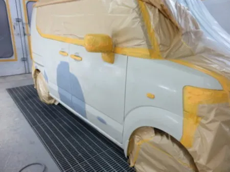 右フロンﾄドアとスライドドアは綺麗に鈑金修理して整えてから、錆びないようにサーフェサーを吹きます。