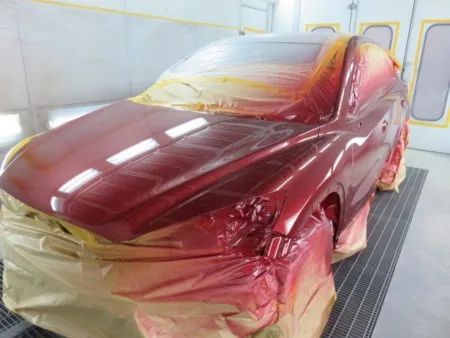 現車と同じ色を再現するため、塗料の調合を行います。<br>車のカラーコードからその色の調合を調べます。データ通りに調合してもぴったり同じ色にはなりません。<br>熟練した塗装職人により、色があうまで何度も原色の配合を微調整します。<br>その後マスキングをしてパネルの塗装面を専用の溶剤で脱脂します。