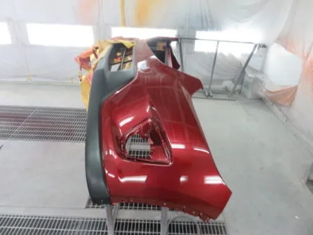 塗装後は対候性のためほとんどの場合トップコートとしてクリア塗装を行います。<br>充分に加熱乾燥した後、数種類のパフとコンパウンドを使い分けポリッシャーを使用して塗面を磨いて仕上げ終了となります。