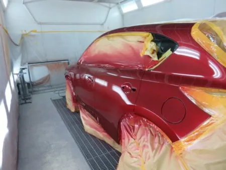 すべての作業が終わりお客様の引き取りを待つ元通りにきれいになったお車です。<br>洗車と室内清掃を済ませたらお引渡しとなります。